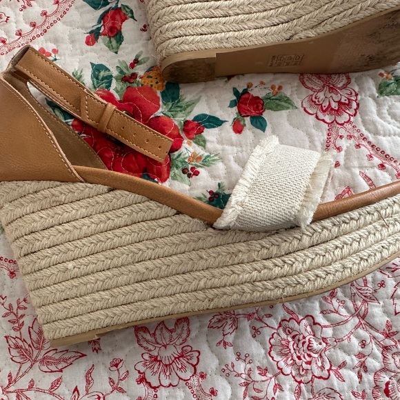 Vici Wedges - Picture 3 of 9